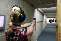Жена с пистолет на стрелбище Варна